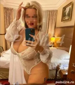 Blonda cu lipici